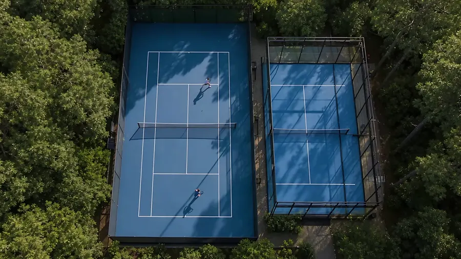 Ağaçlar arasındaki tenis kortları, havadan